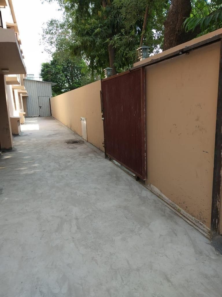 The driveway along the boundary wall at E-43/7, Okhla.